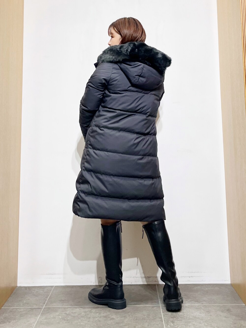 ブラック系のダウンジャケット/コート、グレー系のその他パンツ、ブラック系のブーツを着用したレディースの秋コーディネートの3枚目の写真