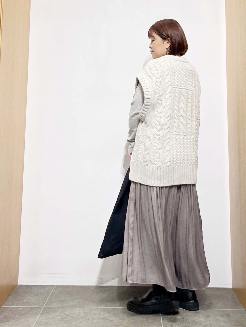 ホワイト系のニット/セーター、ブラック系のトートバッグ、グレー系のその他パンツを着用したレディースの秋コーディネートの5枚目の写真