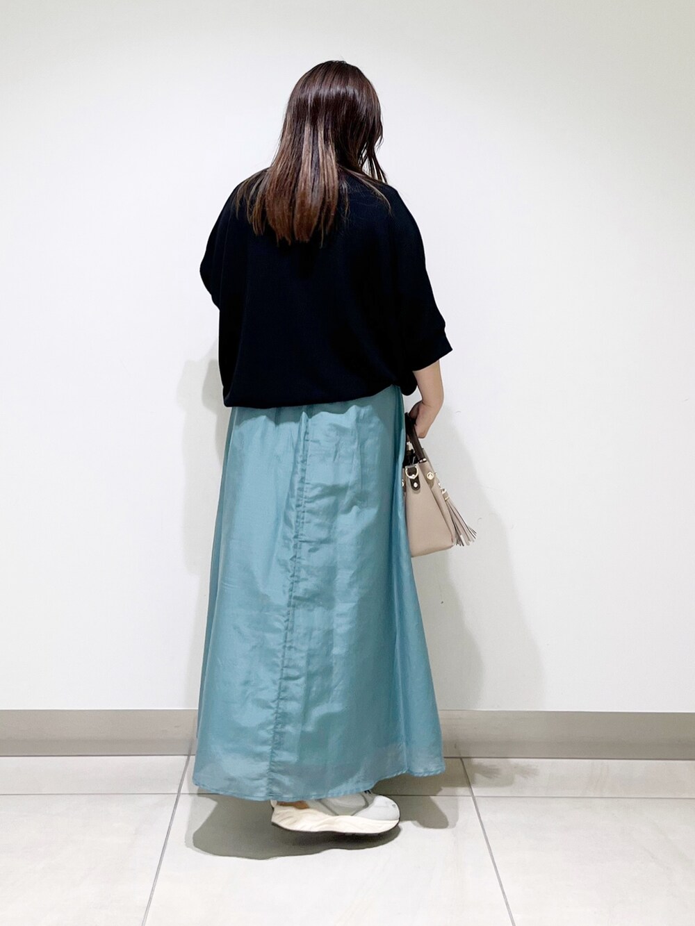 ブラック系のTシャツ/カットソー、ホワイト系のスカート、ベージュ系のトートバッグを着用したレディースの夏コーディネートの7枚目の写真