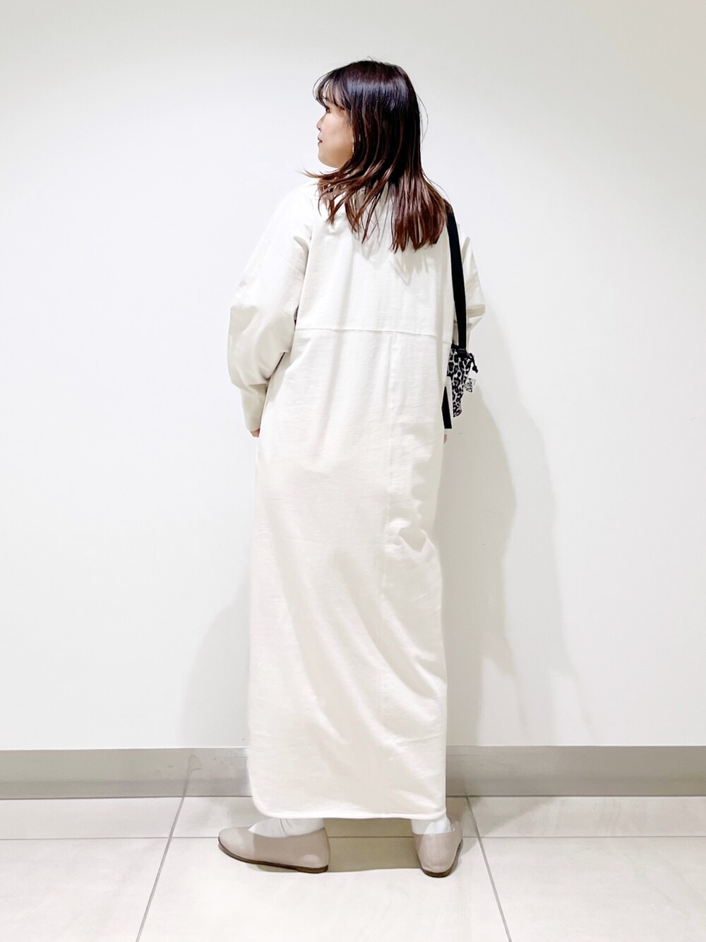 ホワイト系のワンピース、その他のショルダーバッグ、ベージュ系のパンプスを着用したレディースの春コーディネートの3枚目の写真