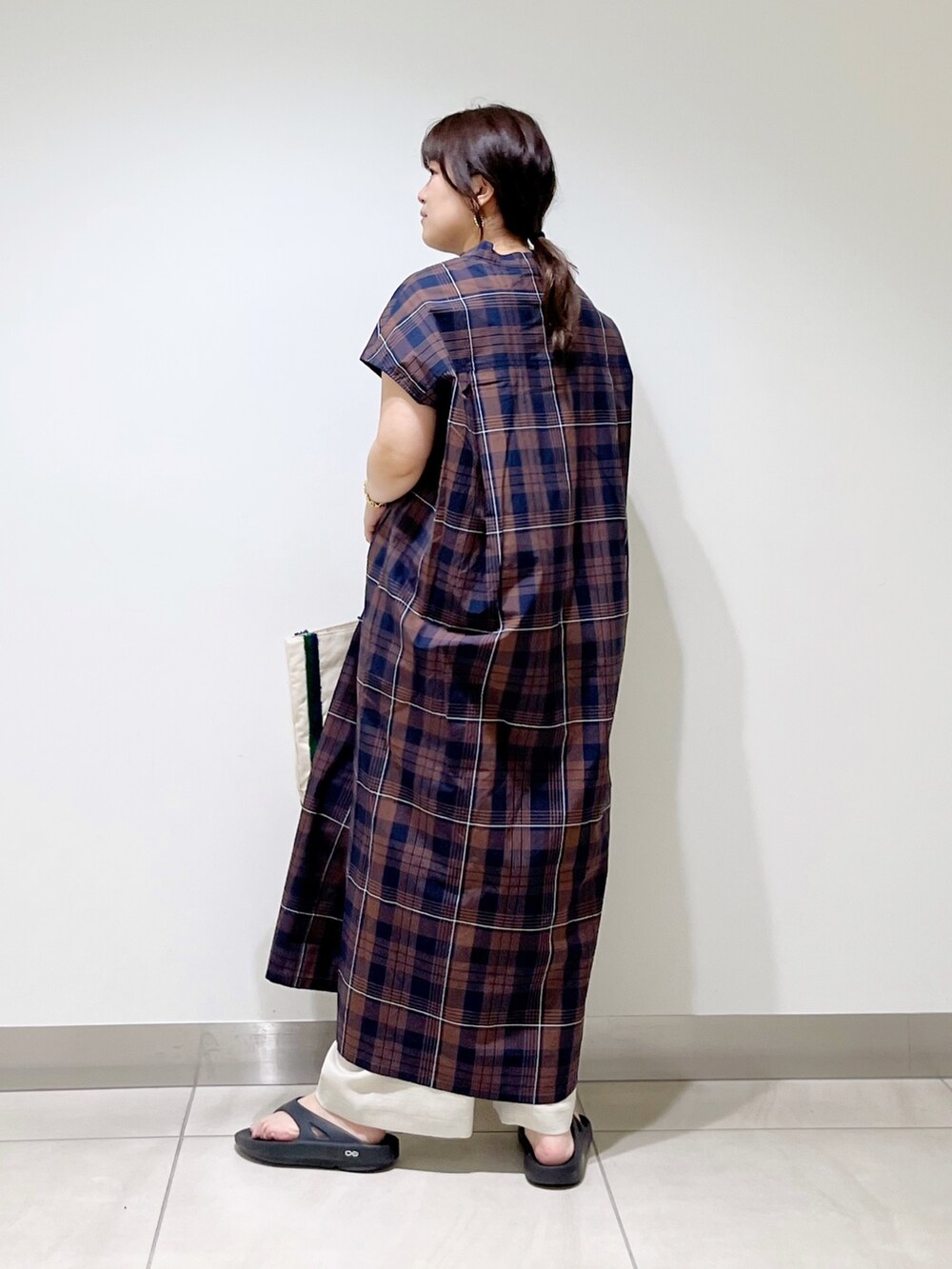 ブラウン系のワンピース、ベージュ系のその他パンツ、ブラック系のサンダルを着用したレディースの春コーディネートの3枚目の写真