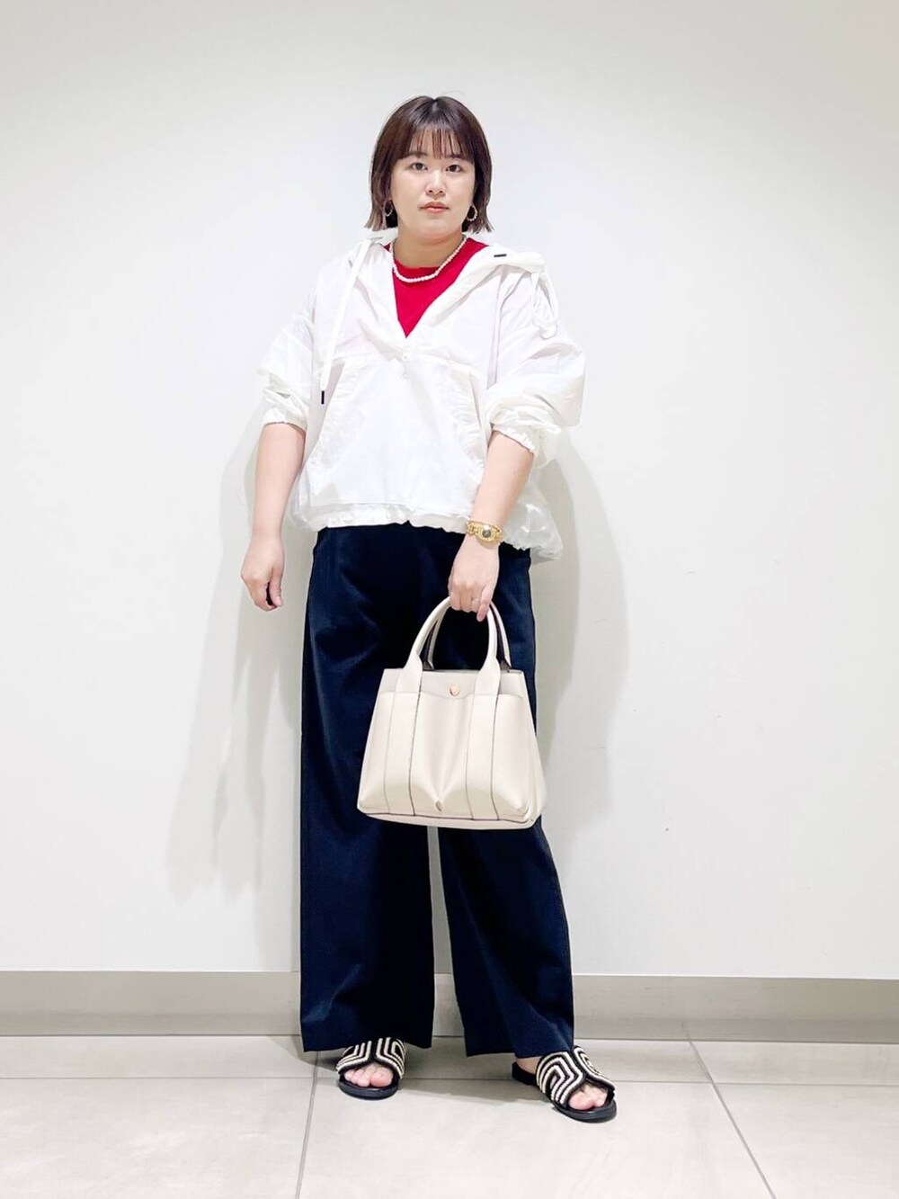 ホワイト系のトートバッグ、ブルー系のその他パンツ、ホワイト系のパーカーを着用したレディースの春コーディネートの4枚目の写真