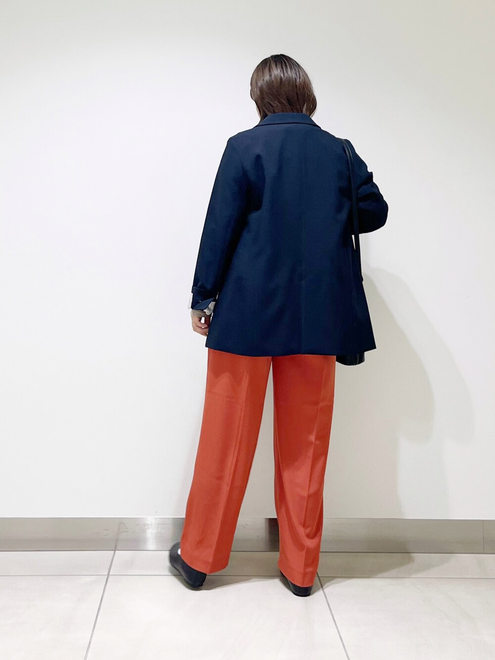 ブルー系のその他アウター、ベージュ系のTシャツ/カットソー、ブラック系のショルダーバッグを着用したレディースの夏コーディネートの5枚目の写真