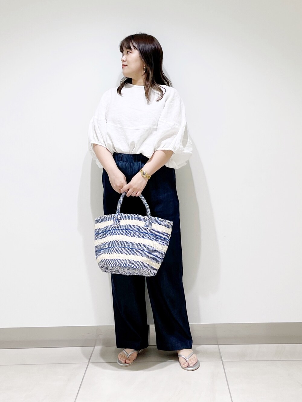 ホワイト系のシャツ/ブラウス、ブルー系のその他パンツ、ブルー系のハンドバッグを着用したレディースの夏コーディネートの9枚目の写真