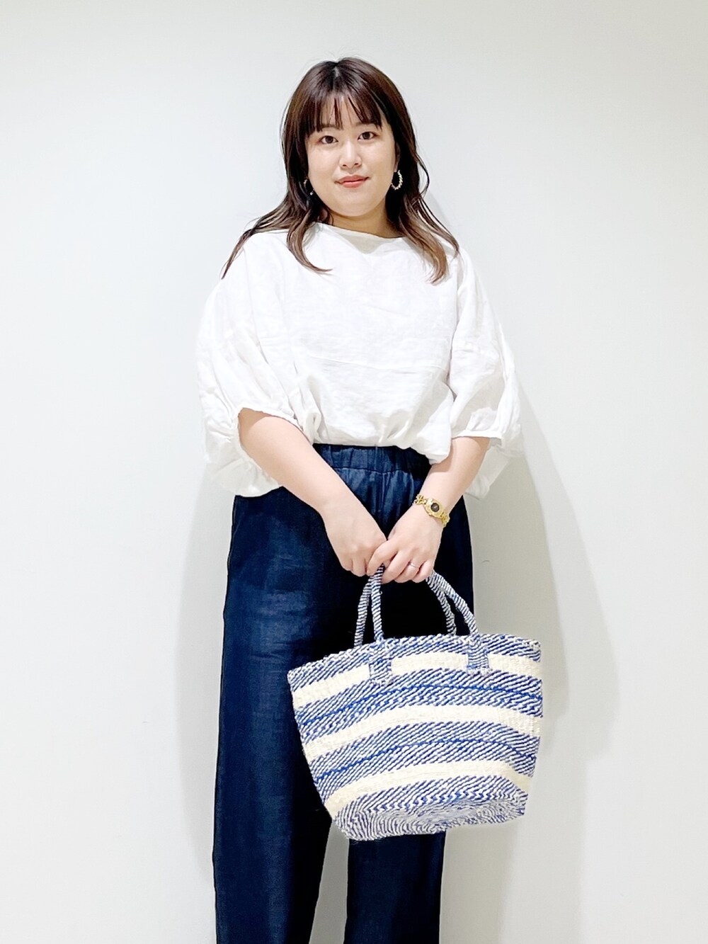 ホワイト系のシャツ/ブラウス、ブルー系のその他パンツ、ブルー系のハンドバッグを着用したレディースの夏コーディネートの3枚目の写真