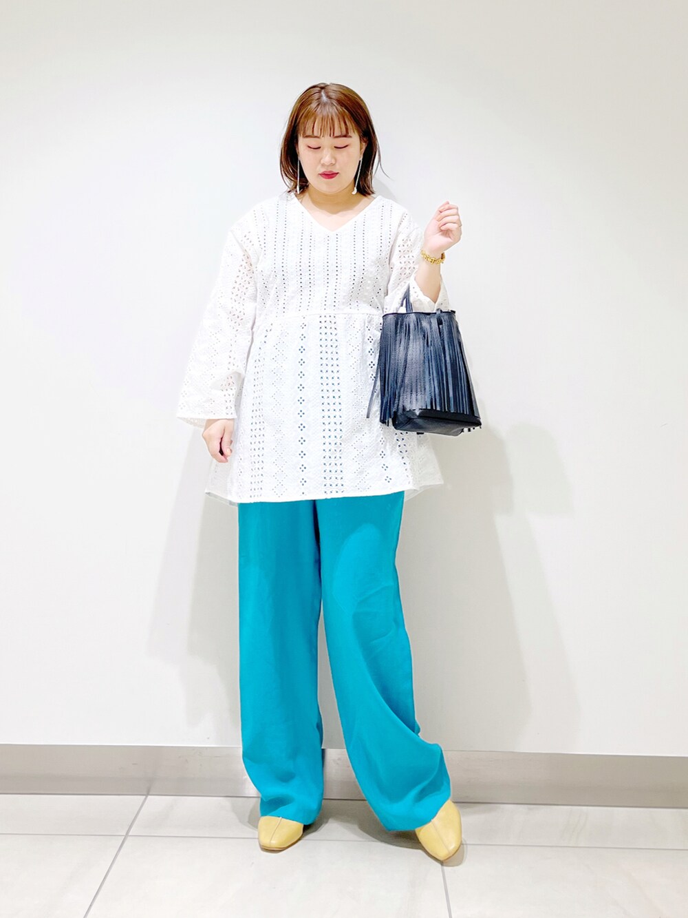 ホワイト系のシャツ/ブラウス、ブルー系のその他パンツ、イエロー系のその他シューズを着用したレディースの春コーディネートの4枚目の写真