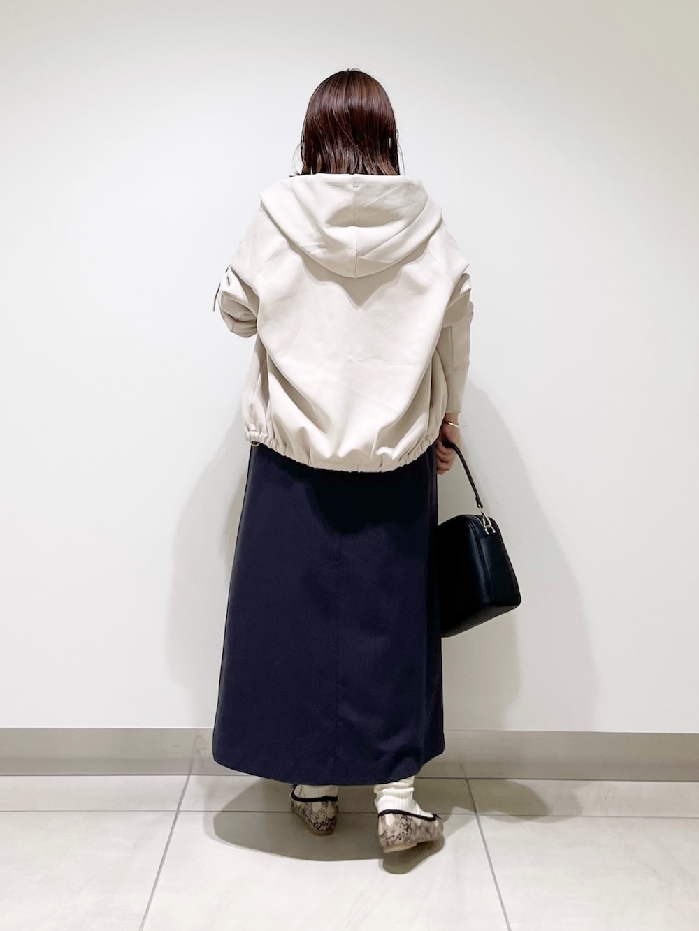 グレー系のワンピース/ドレス、ベージュ系のパーカー、ベージュ系のパーカーを着用したレディースの秋コーディネートの4枚目の写真