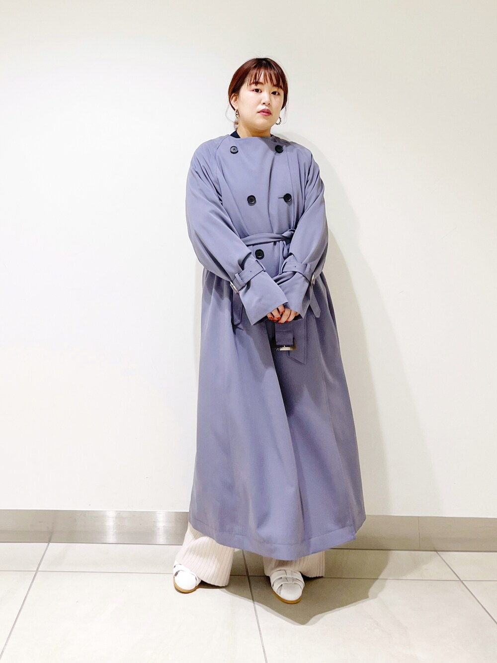 ブルー系のトレンチコート、ホワイト系のサンダル、ベージュ系のその他パンツを着用したレディースの冬コーディネートの4枚目の写真