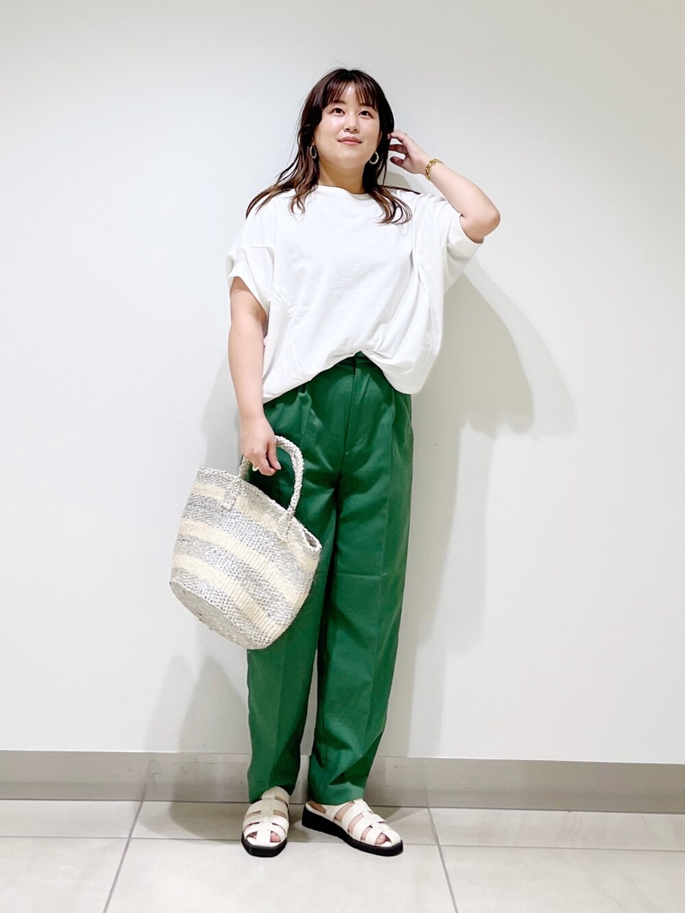 グリーン系のその他パンツ、ホワイト系のTシャツ/カットソー、ホワイト系のハンドバッグを着用したレディースの春コーディネートの8枚目の写真