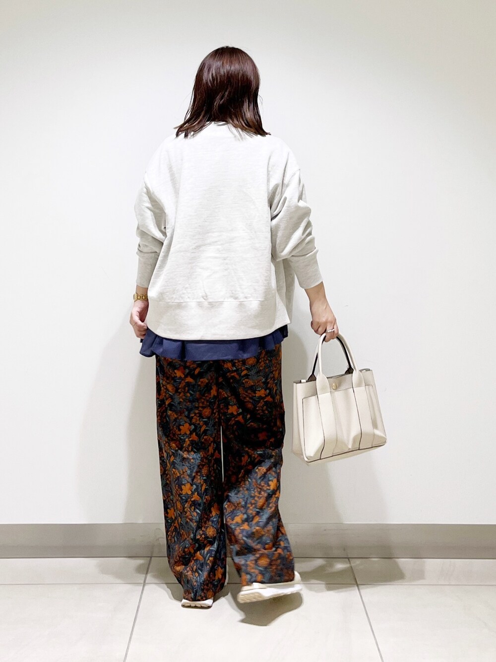 グレー系のカーディガン/ボレロ、ブルー系のシャツ/ブラウス、グレー系のトートバッグを着用したレディースの秋コーディネートの7枚目の写真