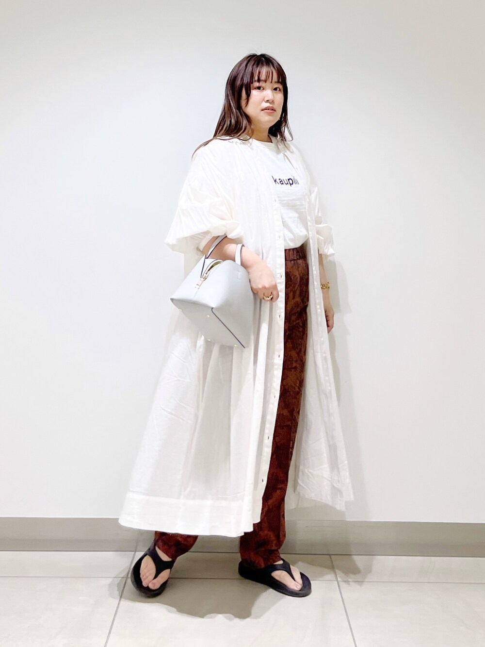 ホワイト系のTシャツ/カットソー、ホワイト系のワンピース、オレンジ系のその他パンツを着用したレディースの春コーディネートの2枚目の写真