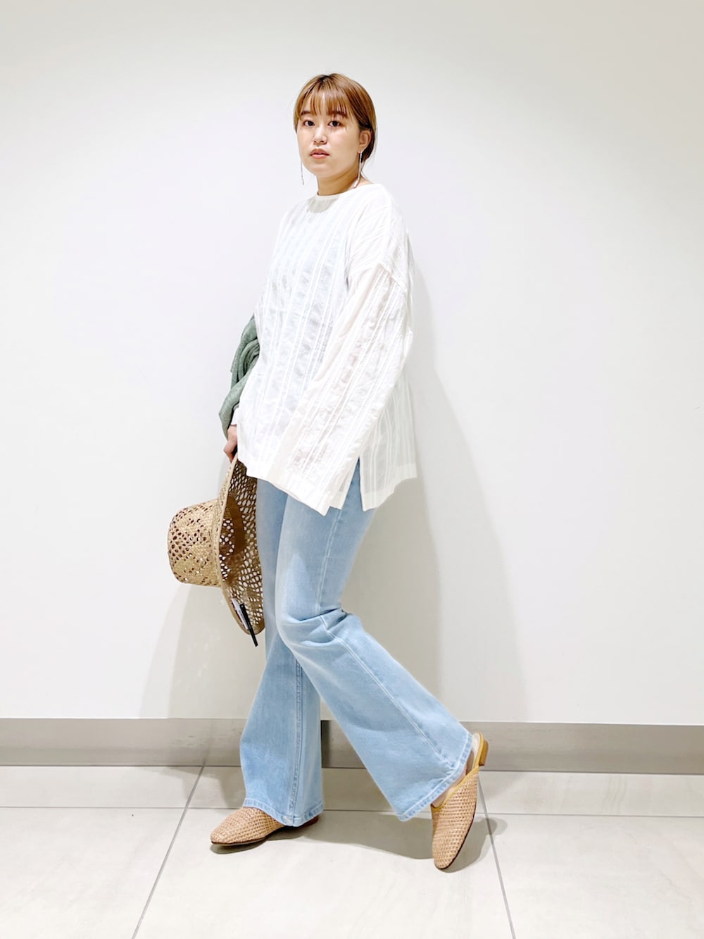 ホワイト系のシャツ/ブラウス、ブルー系のデニムパンツ、イエロー系のサンダルを着用したレディースの春コーディネートの3枚目の写真