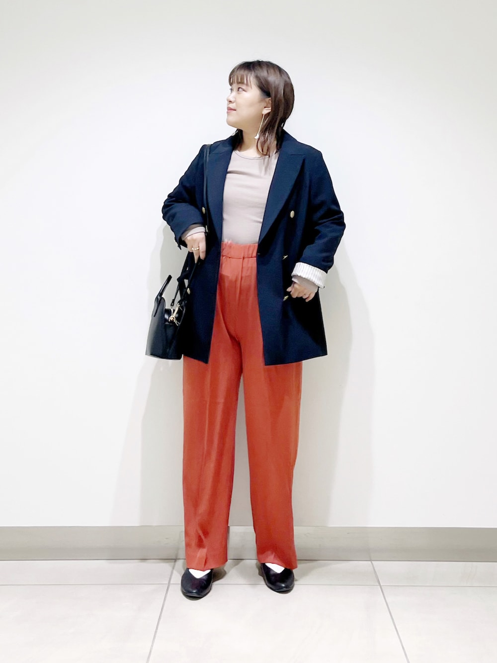 ブルー系のその他アウター、ベージュ系のTシャツ/カットソー、ブラック系のショルダーバッグを着用したレディースの夏コーディネートの3枚目の写真
