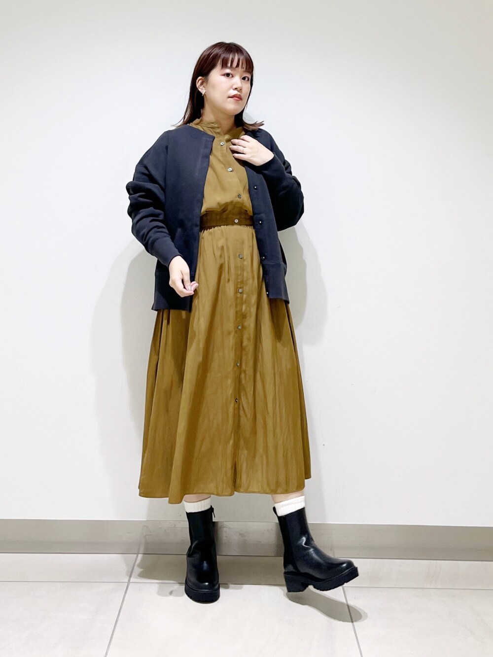 グリーン系のワンピース、その他のトップス、ブラック系のブーツを着用したレディースの秋コーディネートの2枚目の写真