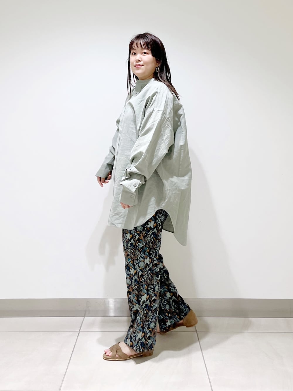 ブルー系のその他パンツ、グリーン系のシャツ/ブラウス、ベージュ系のサンダルを着用したレディースの春コーディネートの5枚目の写真