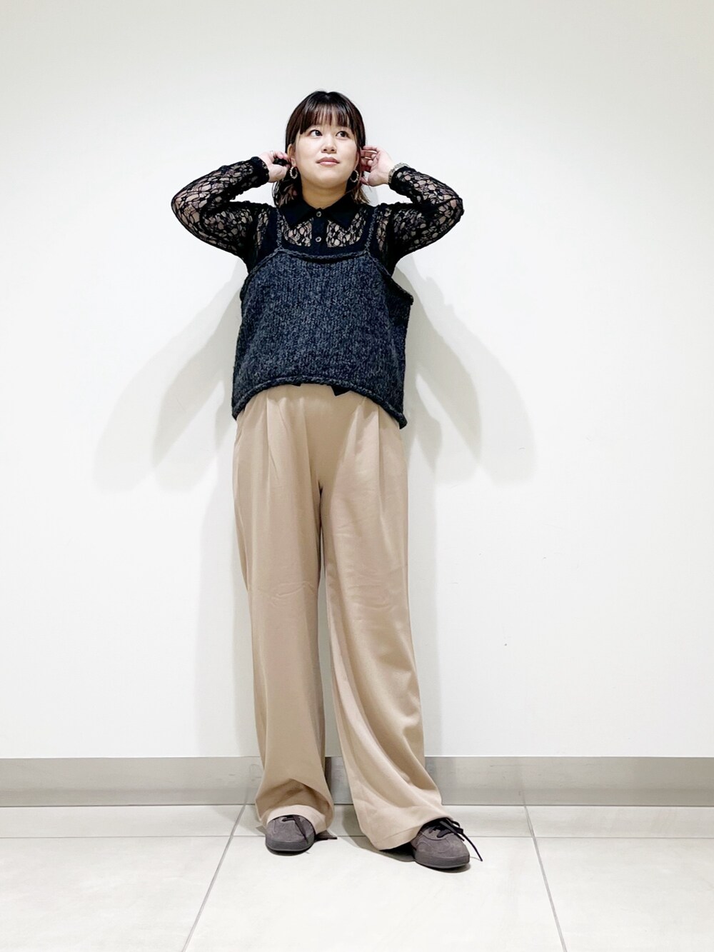 グレー系のニット/セーター、ブラック系のシャツ/ブラウス、ベージュ系のその他パンツを着用したレディースの秋コーディネートの9枚目の写真