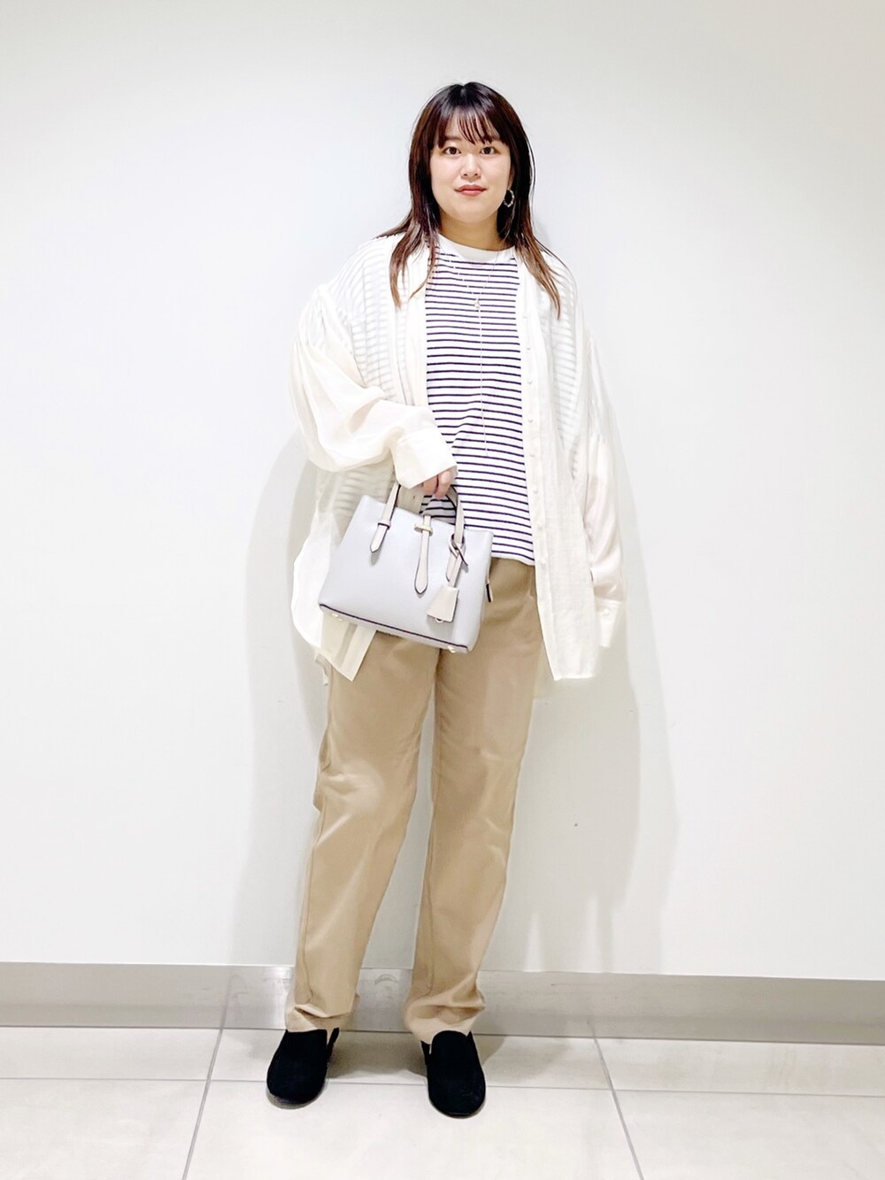 ホワイト系のTシャツ/カットソー、ベージュ系のその他パンツ、グレー系のハンドバッグを着用したレディースの夏コーディネートの10枚目の写真