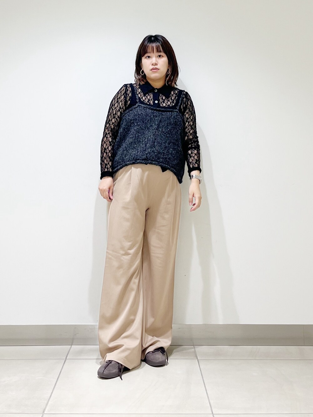 グレー系のニット/セーター、ブラック系のシャツ/ブラウス、ベージュ系のその他パンツを着用したレディースの秋コーディネートの10枚目の写真