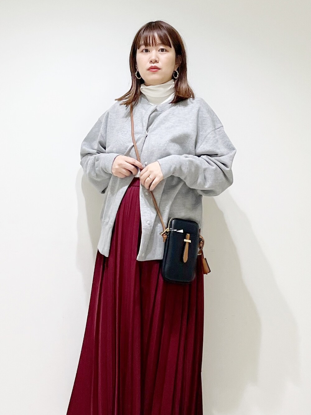 ホワイト系のトップス、グレー系のトップス、その他のスカートを着用したレディースの秋コーディネートの7枚目の写真