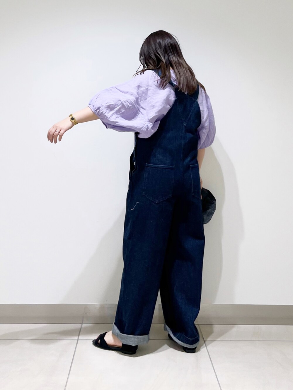 パープル系のシャツ/ブラウス、ブルー系のサロペット/オーバーオール、ブラック系のサンダルを着用したレディースの春コーディネートの3枚目の写真