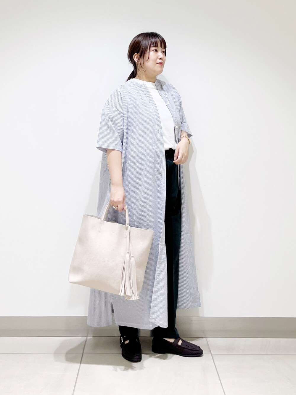 ブルー系のワンピース/ドレス、ホワイト系のトップス、グリーン系のパンツを着用したレディースの夏コーディネートの9枚目の写真