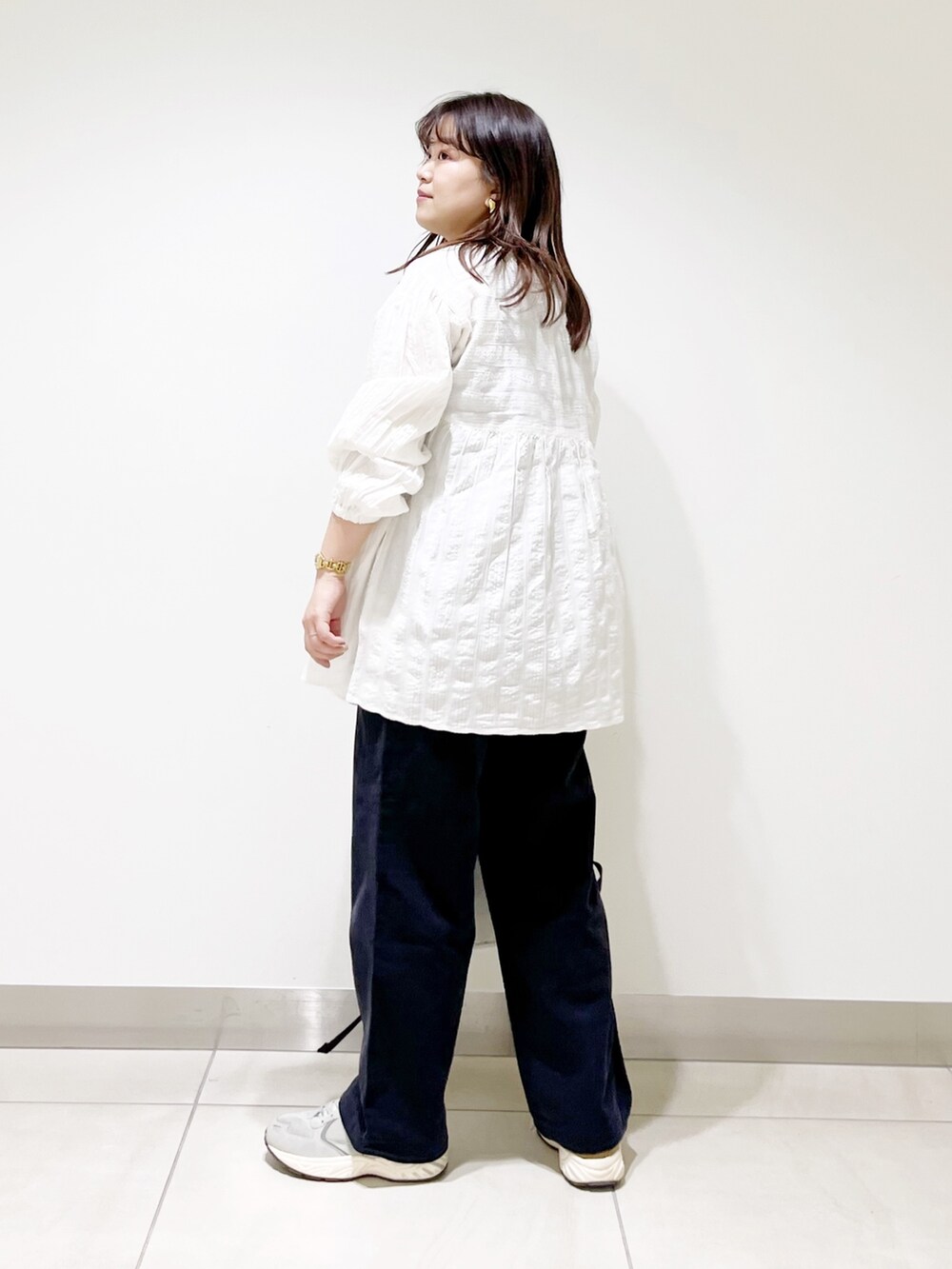 ホワイト系のシャツ/ブラウス、ブルー系のその他パンツ、ホワイト系のバックパック/リュックを着用したレディースの春コーディネートの2枚目の写真