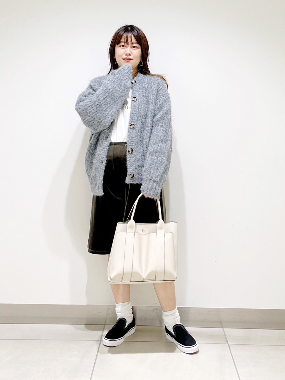 グリーン系のその他パンツ、グレー系のカーディガン/ボレロ、ベージュ系のTシャツ/カットソーを着用したレディースの夏コーディネートの8枚目の写真