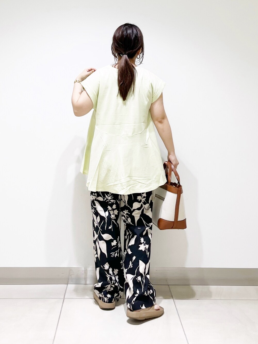 グリーン系のTシャツ/カットソー、ブラック系のその他パンツ、ブラウン系のバッグを着用したレディースの夏コーディネートの8枚目の写真