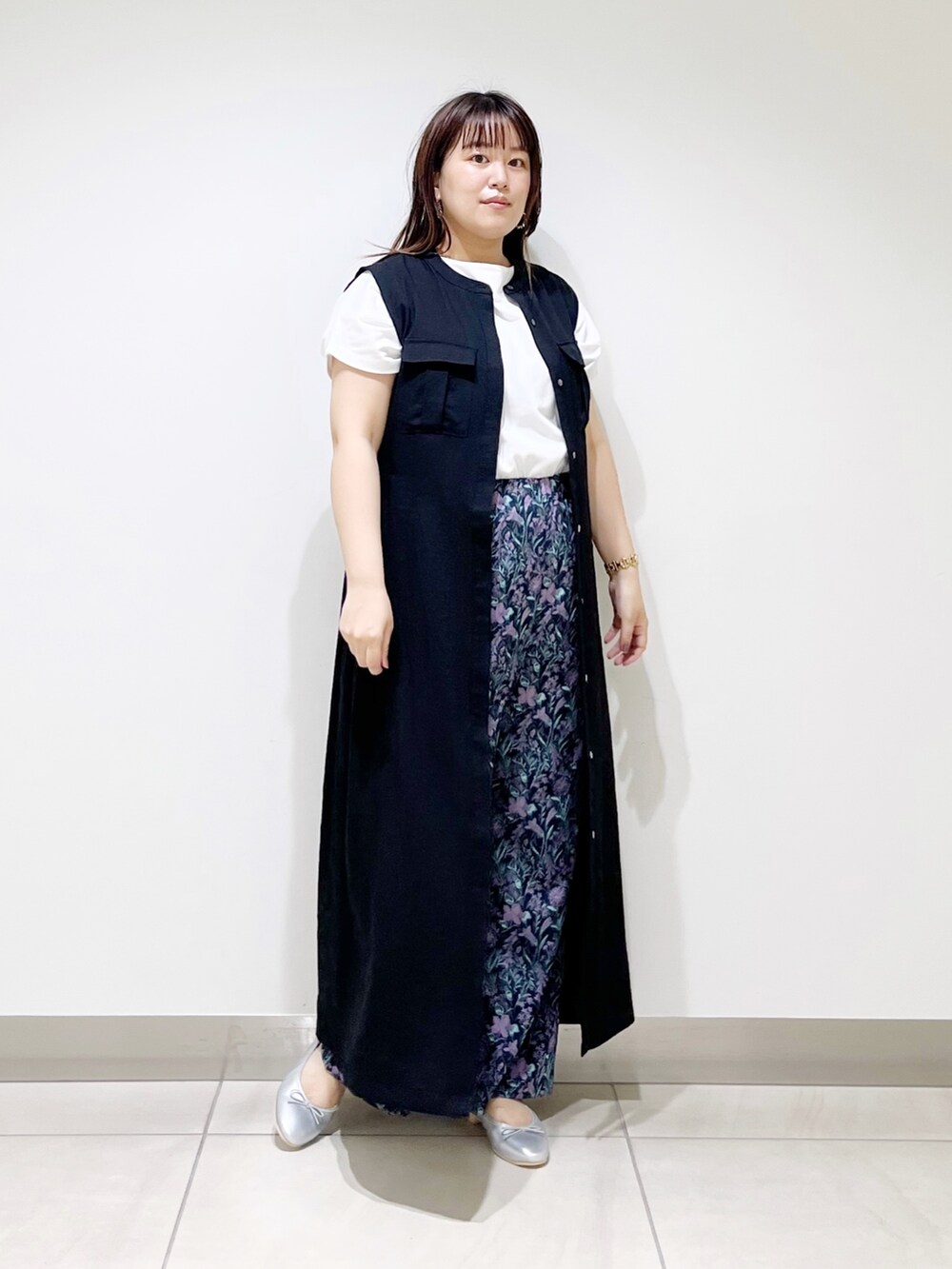 ブラック系のワンピース、ブルー系のその他パンツ、シルバー系のバレエシューズを着用したレディースの夏コーディネートの8枚目の写真