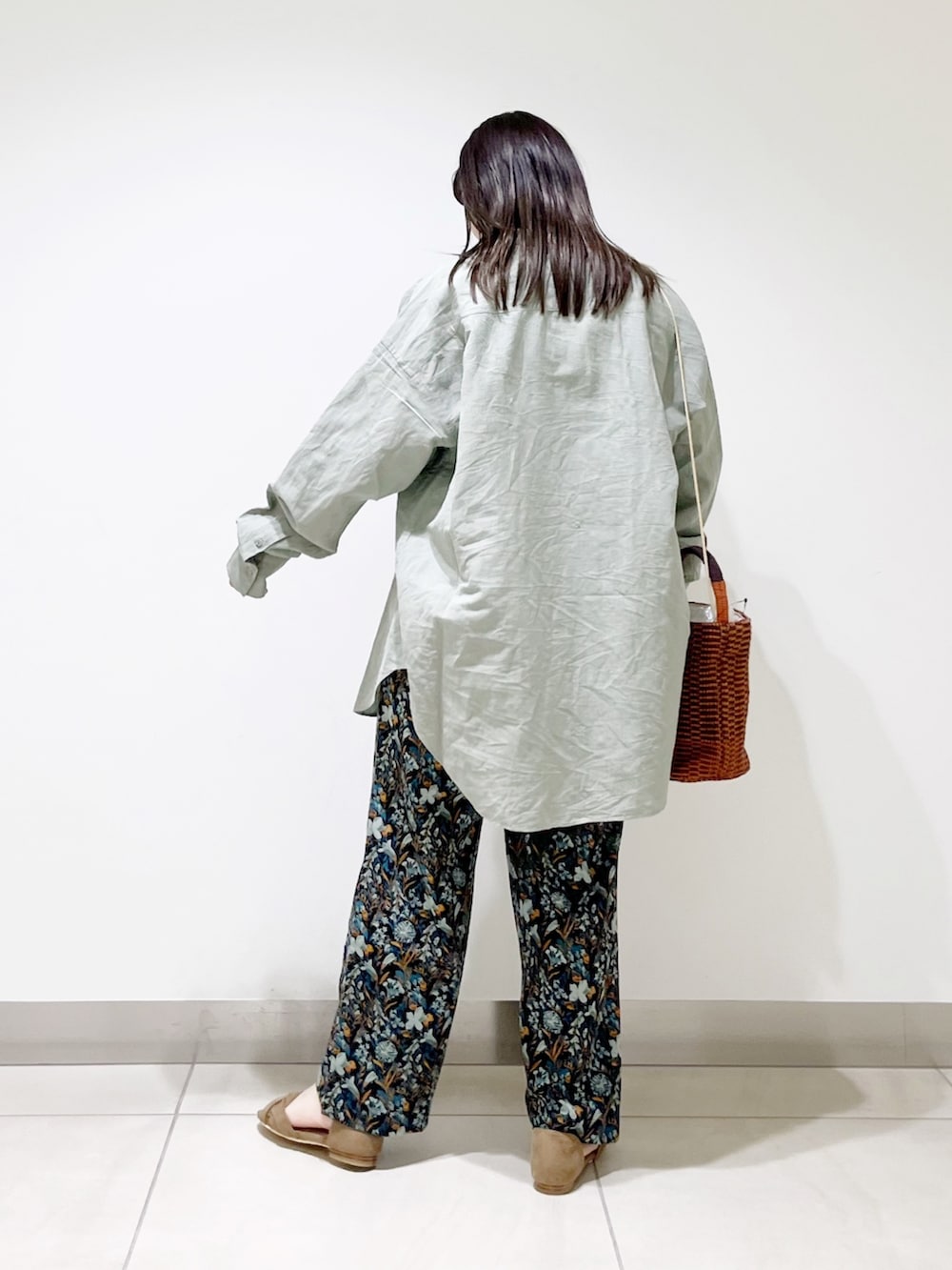 ブルー系のその他パンツ、グリーン系のシャツ/ブラウス、ベージュ系のサンダルを着用したレディースの春コーディネートの3枚目の写真