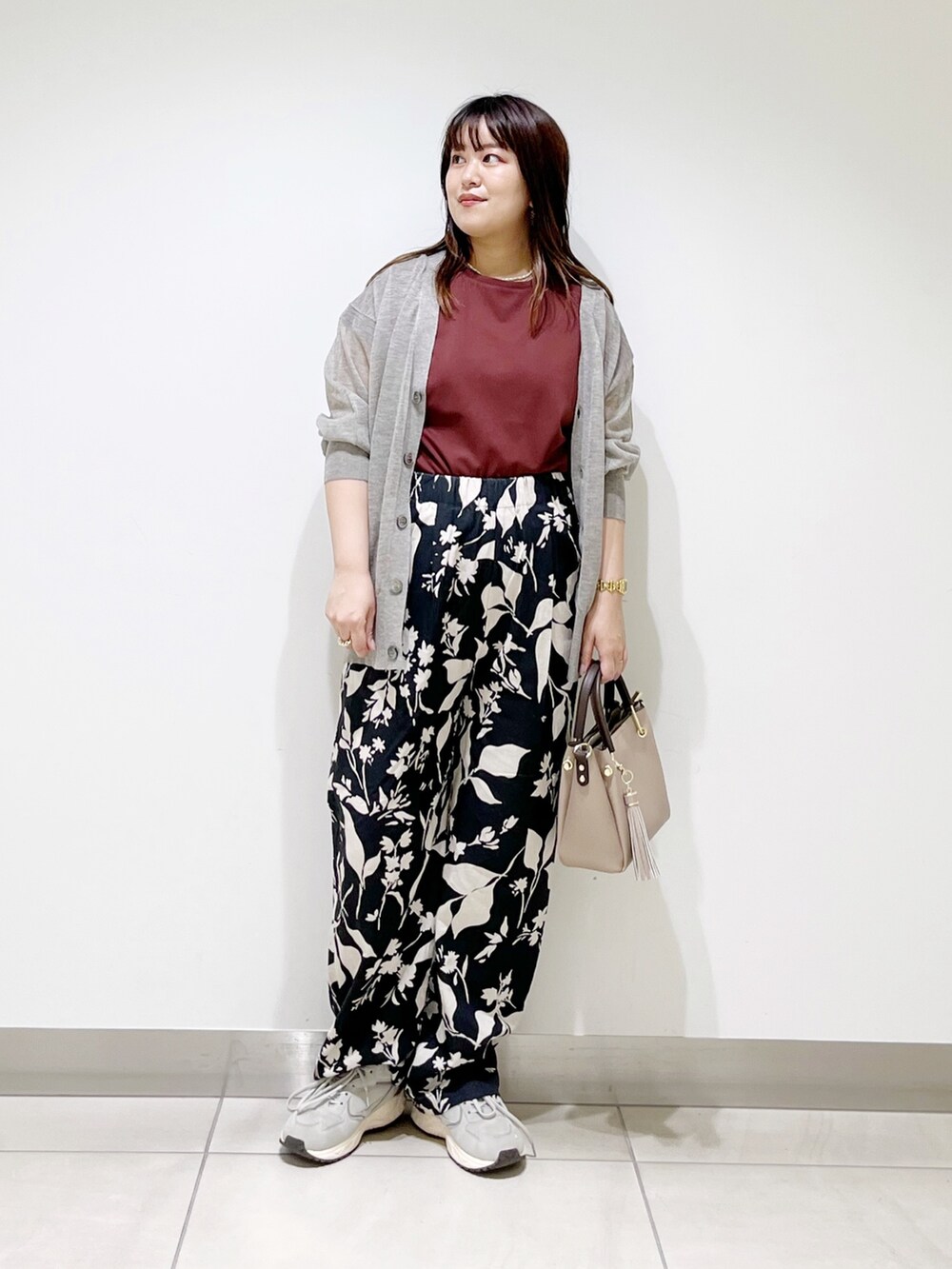 レッド系のTシャツ/カットソー、ブラック系のその他パンツ、ベージュ系のトートバッグを着用したレディースの夏コーディネートの2枚目の写真