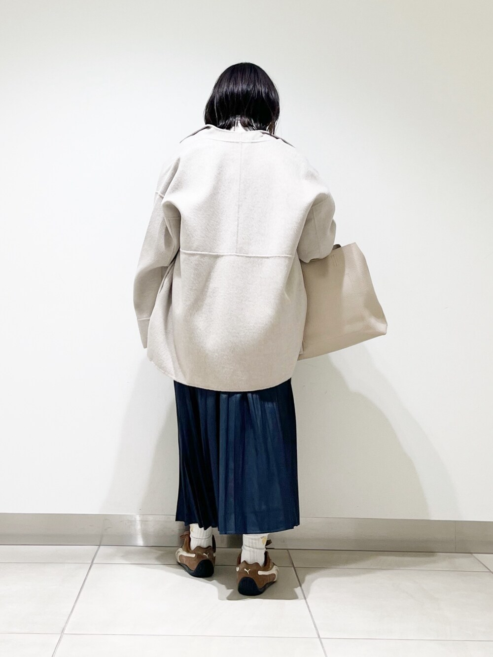 ベージュ系のその他アウター、ベージュ系のニット/セーター、ホワイト系のトートバッグを着用したレディースの秋コーディネートの5枚目の写真