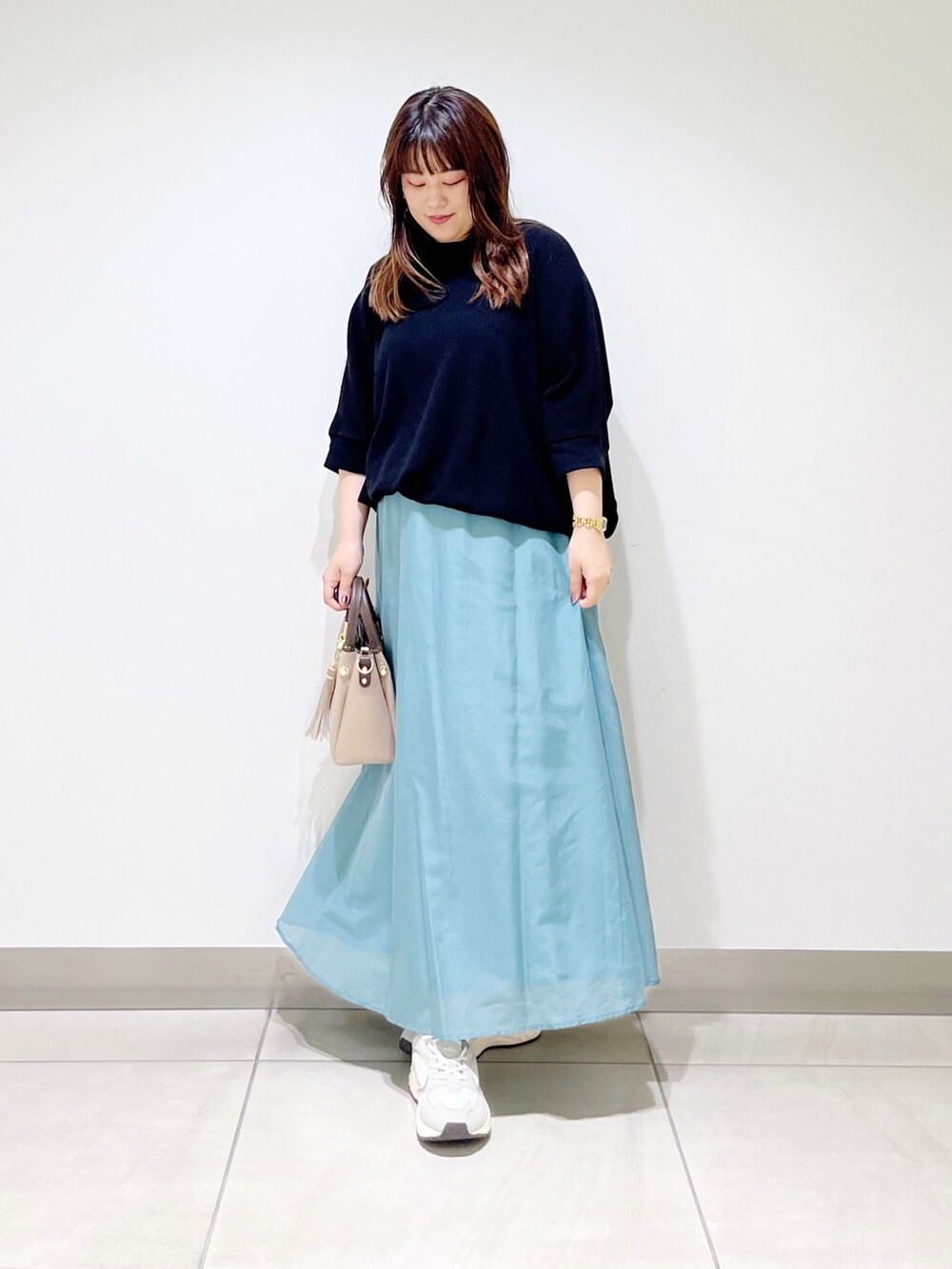 ブラック系のTシャツ/カットソー、ホワイト系のスカート、ベージュ系のトートバッグを着用したレディースの夏コーディネートの9枚目の写真