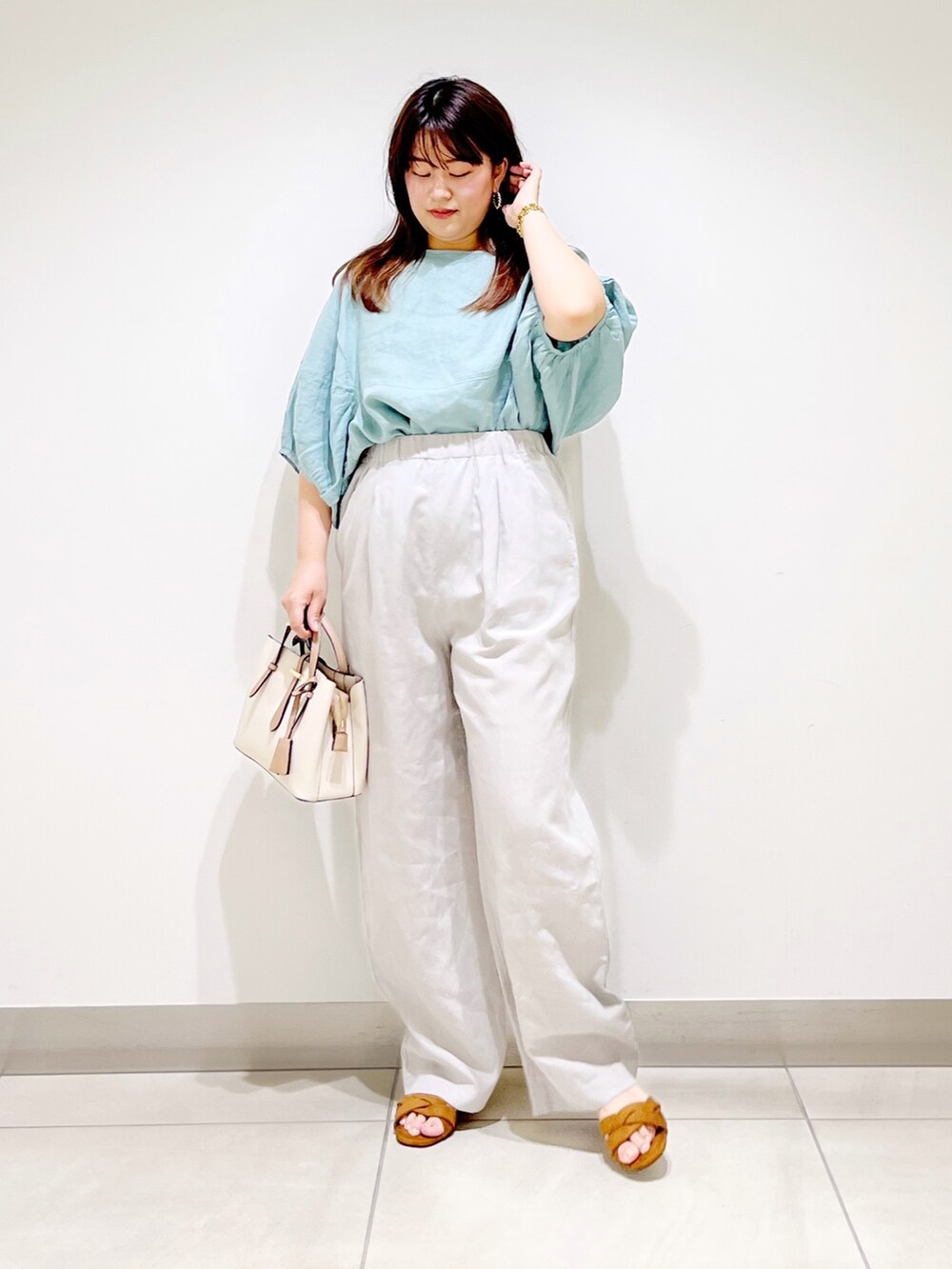 グリーン系のシャツ/ブラウス、ベージュ系のその他パンツ、ホワイト系のトートバッグを着用したレディースの夏コーディネートの10枚目の写真