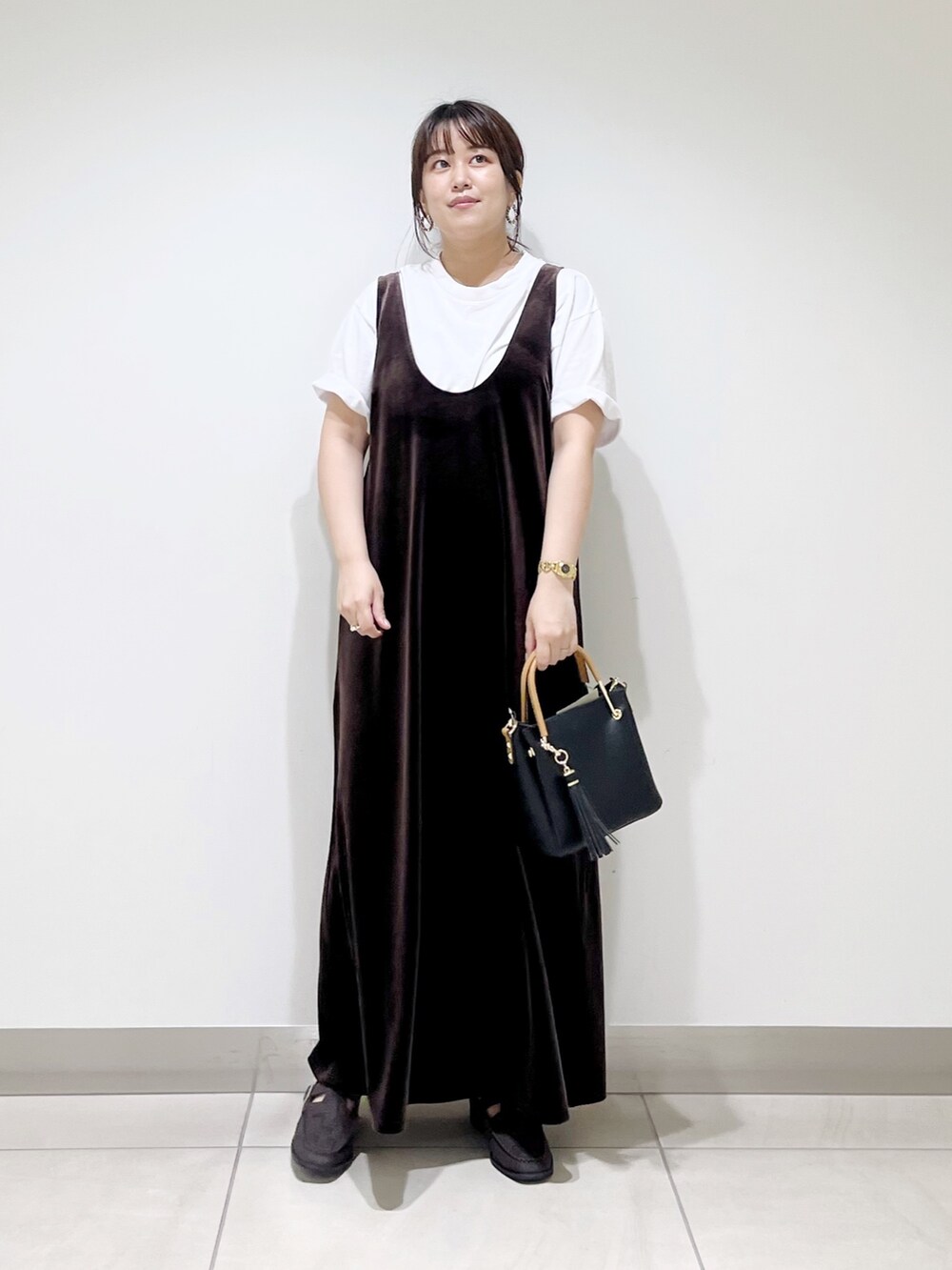 ブラウン系のワンピース/ドレス、ホワイト系のTシャツ/カットソー、ブラック系のトートバッグを着用したレディースの夏コーディネートの8枚目の写真