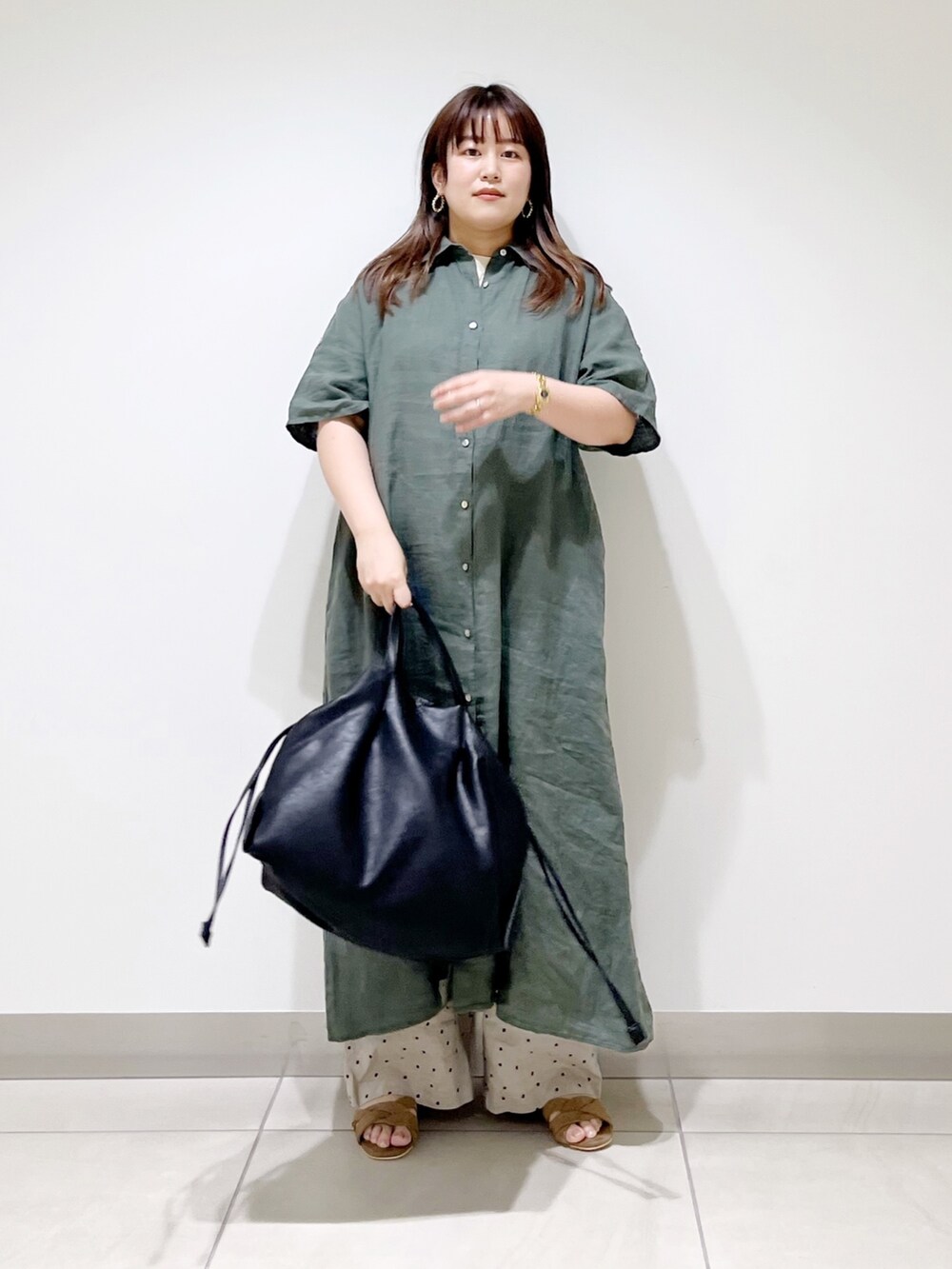 グリーン系のワンピース、ブラック系のトートバッグ、ベージュ系のその他パンツを着用したレディースの夏コーディネートの9枚目の写真