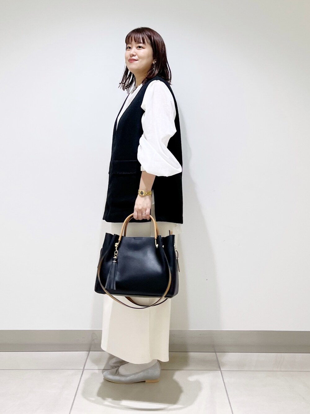 ブラック系のトップス、ホワイト系のシャツ/ブラウス、その他のスカートを着用したレディースの秋コーディネートの2枚目の写真