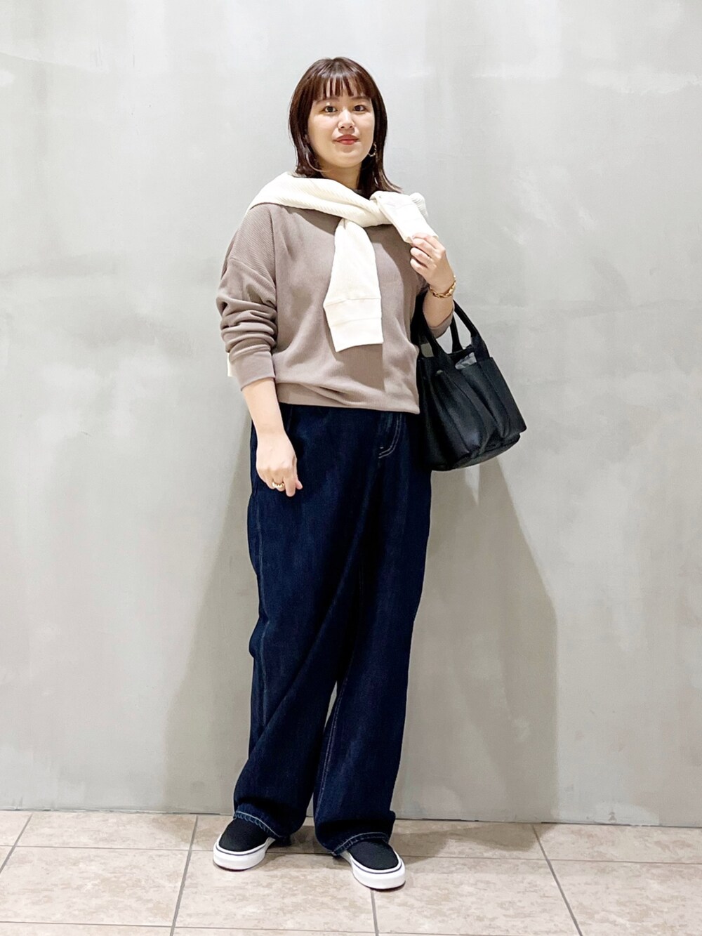 グレー系のTシャツ/カットソー、ホワイト系のカーディガン/ボレロ、ブラック系のトートバッグを着用したレディースの秋コーディネートの9枚目の写真