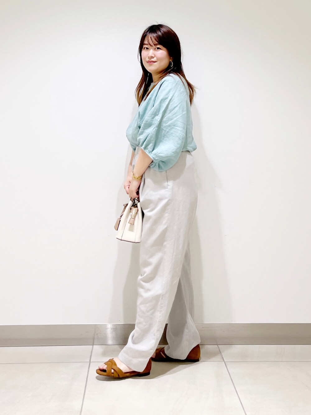 グリーン系のシャツ/ブラウス、ベージュ系のその他パンツ、ホワイト系のトートバッグを着用したレディースの夏コーディネートの9枚目の写真