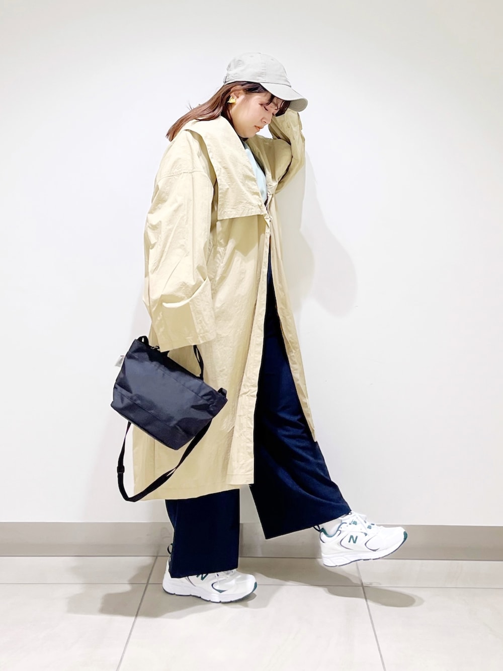 グリーン系のTシャツ/カットソー、ベージュ系のその他アウター、ブルー系のサロペット/オーバーオールを着用したレディースの春コーディネートの4枚目の写真