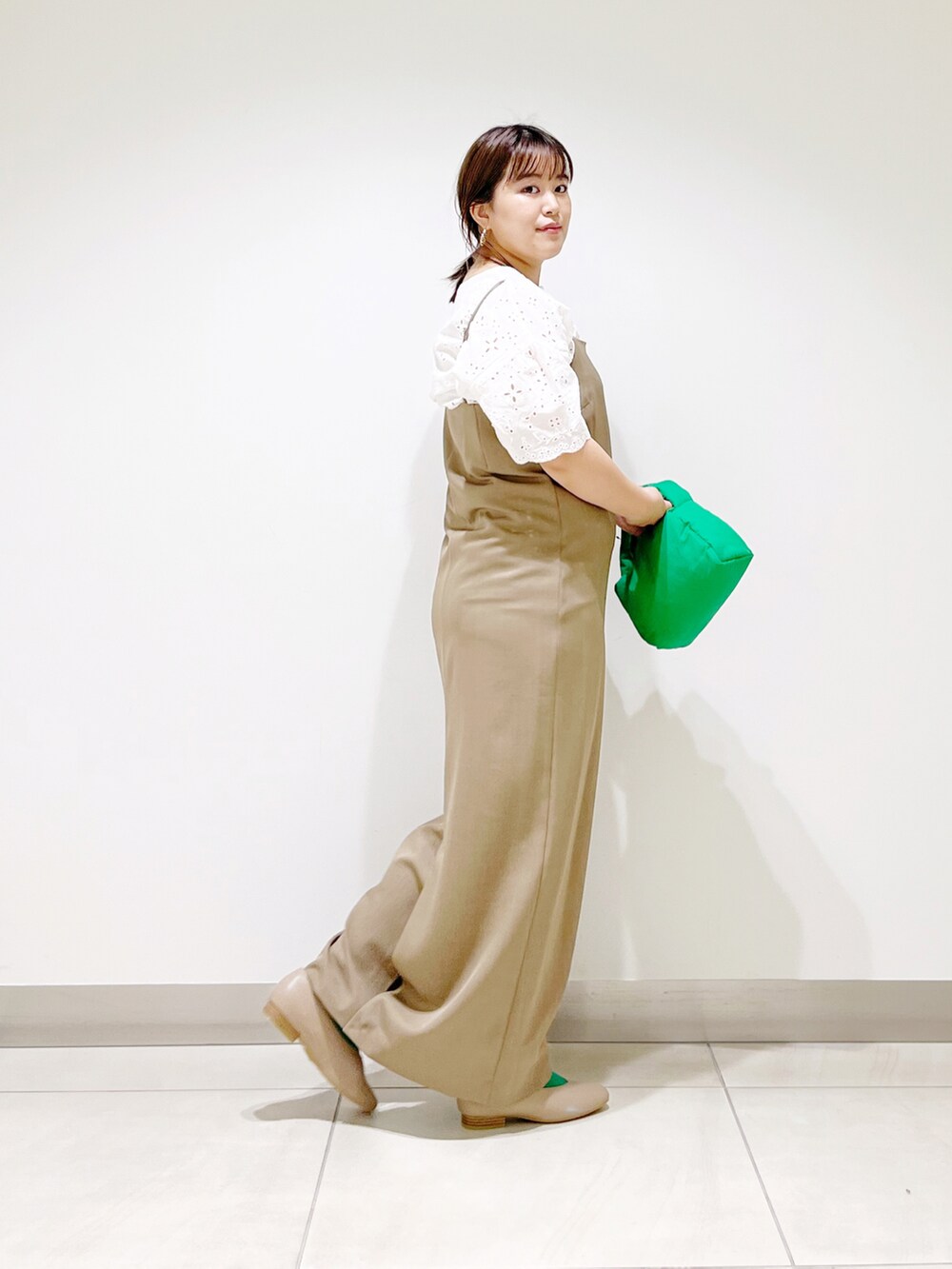 ホワイト系のシャツ/ブラウス、ブラウン系のワンピース、グリーン系のハンドバッグを着用したレディースの秋コーディネートの3枚目の写真