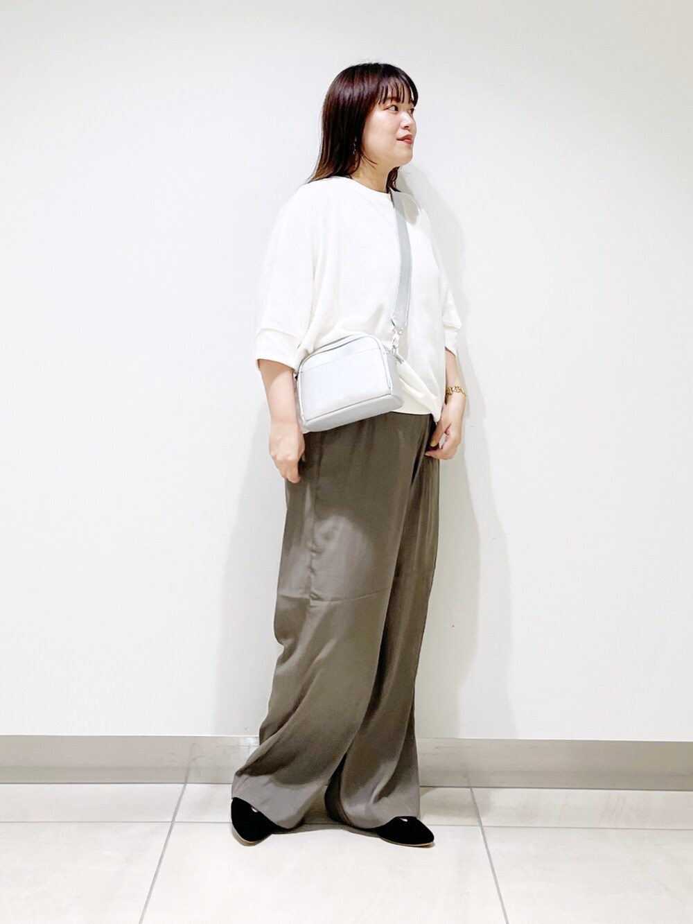 ホワイト系のTシャツ/カットソー、シルバー系のショルダーバッグ、ブラウン系のその他パンツを着用したレディースの夏コーディネートの5枚目の写真