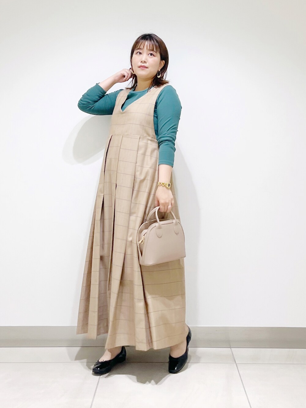 ベージュ系のワンピース、グリーン系のTシャツ/カットソー、ベージュ系のショルダーバッグを着用したレディースの夏コーディネートの5枚目の写真