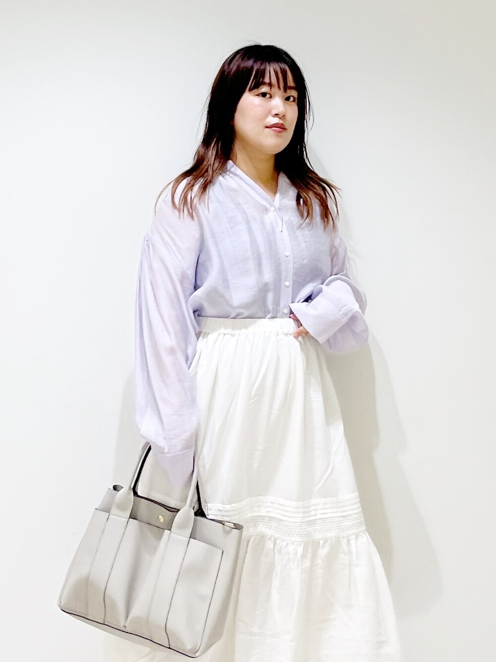 パープル系のシャツ/ブラウス、ホワイト系のスカート、グレー系のトートバッグを着用したレディースの夏コーディネートの4枚目の写真
