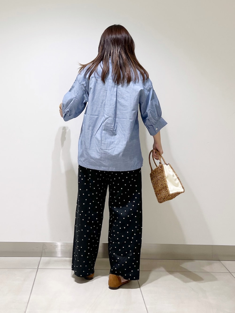 ブルー系のシャツ/ブラウス、ブラック系のその他パンツ、ベージュ系のハンドバッグを着用したレディースの夏コーディネートの4枚目の写真