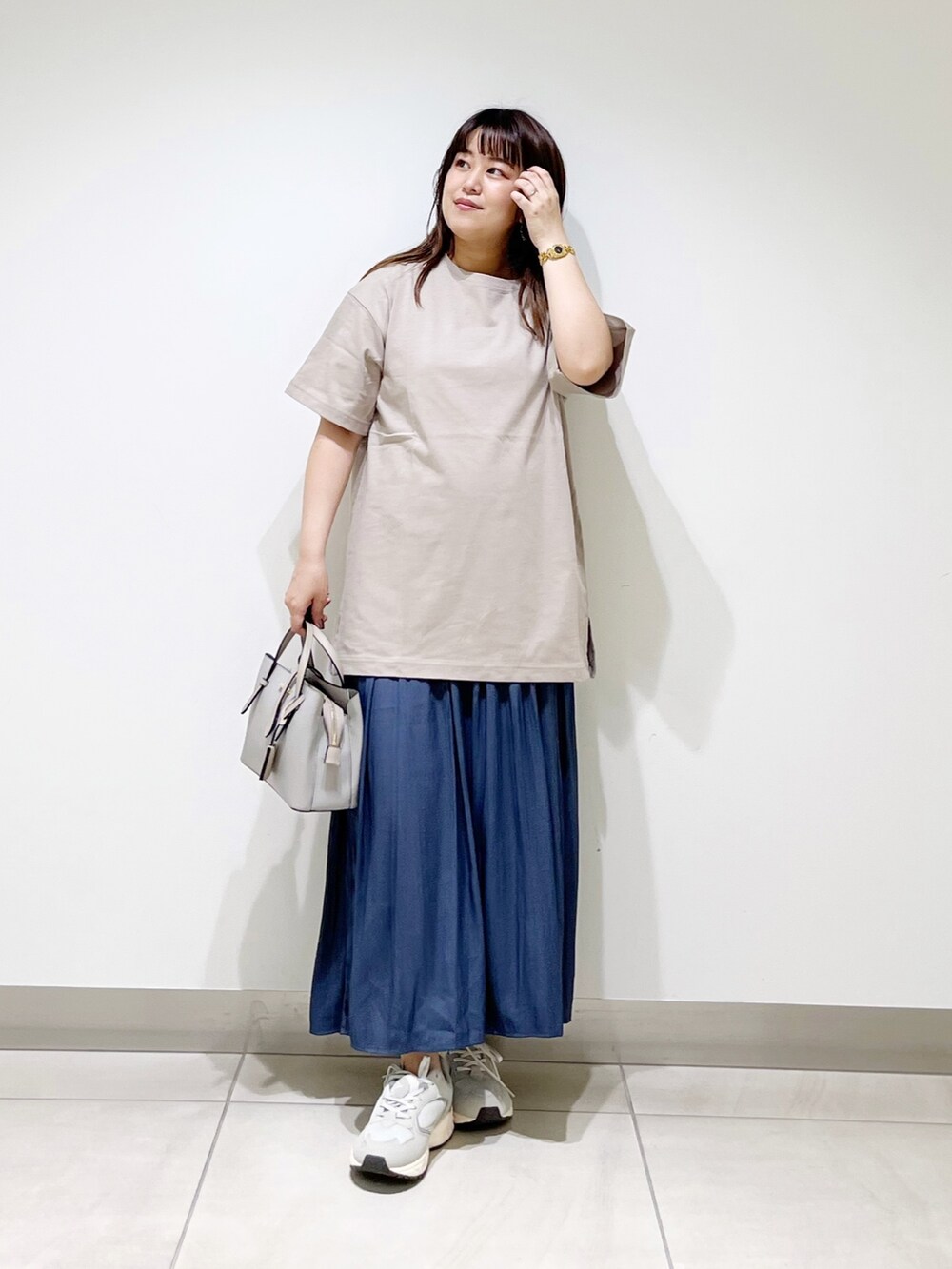 ベージュ系のTシャツ/カットソー、グレー系のトートバッグ、ブルー系のその他パンツを着用したレディースの夏コーディネートの9枚目の写真