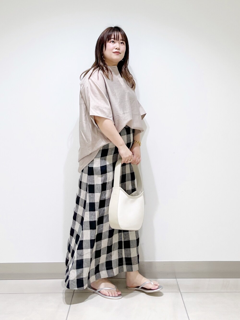 グレー系のシャツ/ブラウス、その他のスカート、ベージュ系のハンドバッグを着用したレディースの夏コーディネートの9枚目の写真