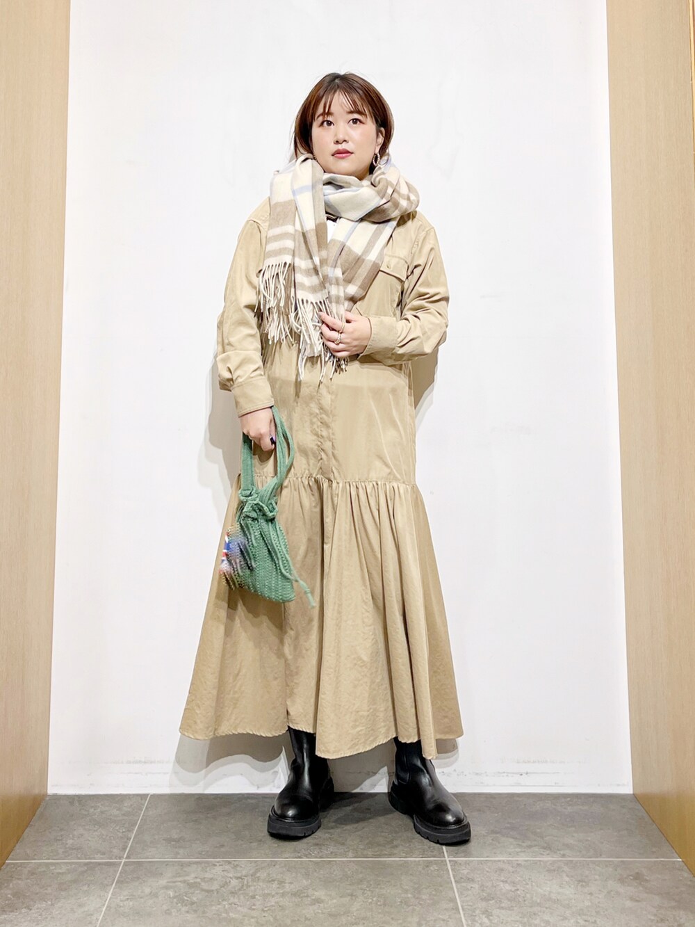 ベージュ系のワンピース、その他のバッグ、ブラック系のブーツを着用したレディースの秋コーディネートの5枚目の写真