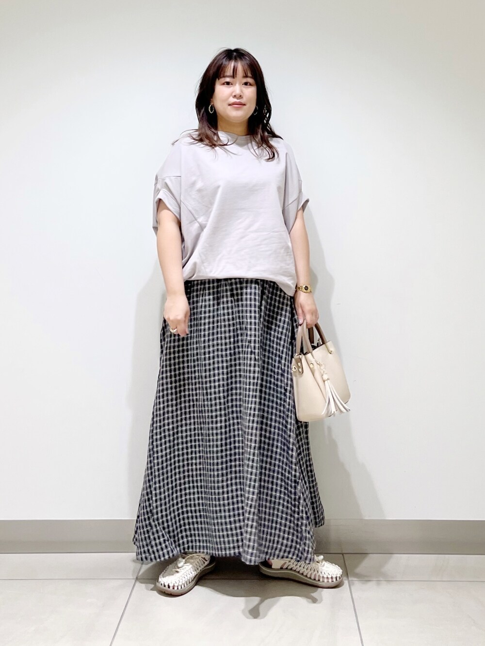 グレー系のTシャツ/カットソー、その他のスカート、ホワイト系のトートバッグを着用したレディースの春コーディネートの8枚目の写真