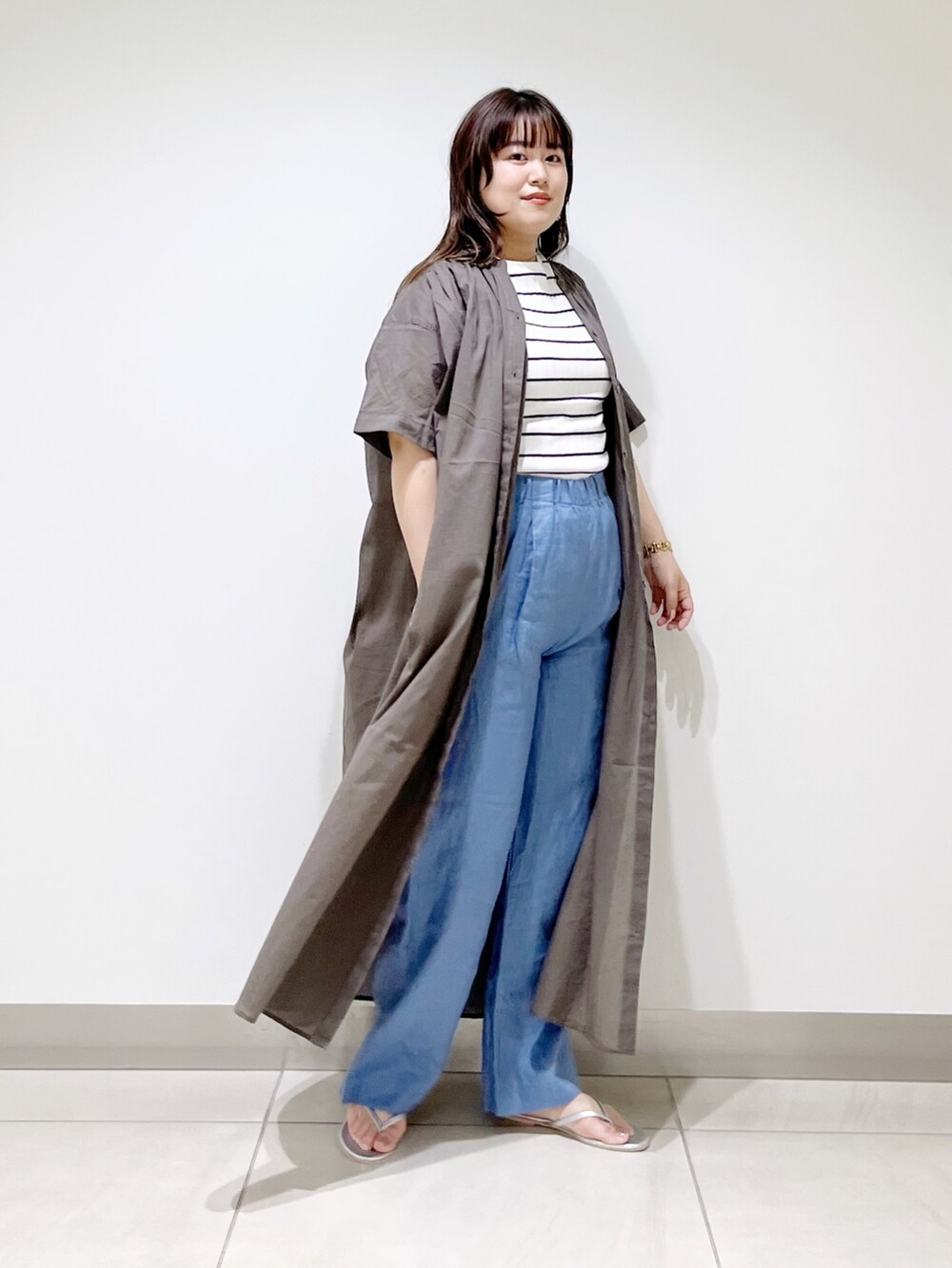 ブルー系のその他パンツ、ホワイト系のTシャツ/カットソー、グリーン系のワンピースを着用したレディースの夏コーディネートの5枚目の写真